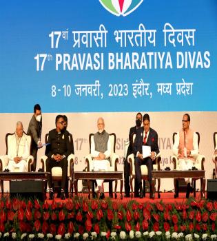 फोटो। प्रधानमंत्री मोदी इन्दौर में प्रवासी भारतीय दिवस सम्मेलन को सम्बोधित करते हुए।